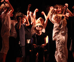 Divadelní tábor nabízí také závěrečný galaprogram pro rodiče, aby viděli práci svých dětí www.divadelni-tabor.eu